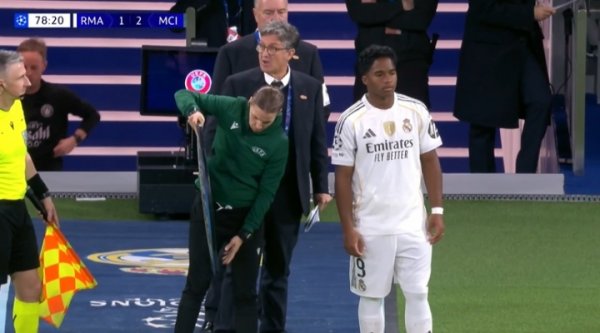 姆巴佩无缘出场!恩德里克换下阿森西奥,后者怒摔球衣