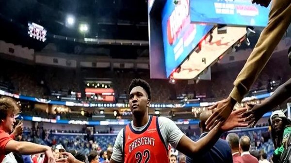 浓眉争夺战尖锐化!走路者突袭,公牛或成最大黑马?