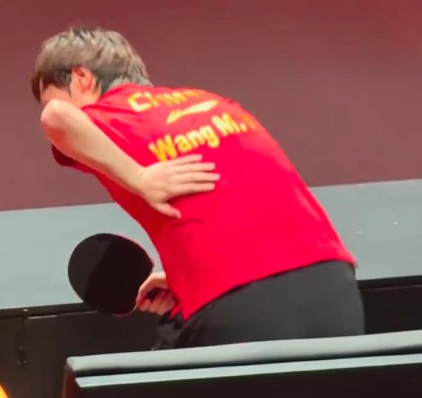 王曼昱带伤作战太坚强,赛后扶腰难落座,采访避谈伤病引任浩屡次征询