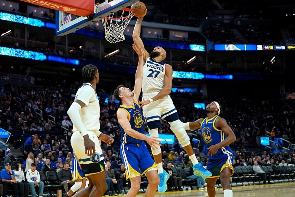 内线简直是太弱了!连得分才能有限的戈贝尔王人简略松驰打爆英豪?