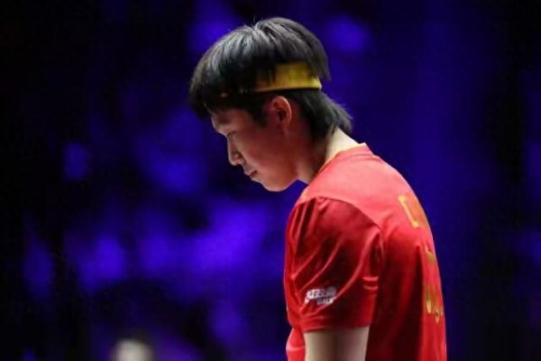 错怪了！王楚钦总决赛后初度亮相，缠着护带现身机场！步履逐渐