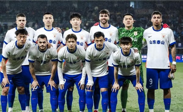 山东泰山离队第1东谈主出炉，曝中场大将加盟新东家，韩鹏痛失强将