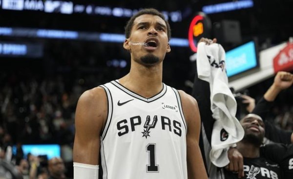 60分钟刷出63分，NBA历史第三东谈主！无谓挂念詹杜库老去，新领军东谈主物仍是亮相