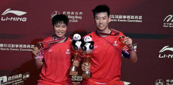 寰宇羽联总决赛20日战报,石宇奇男单晋级决赛剑指冠军,国羽多技俩强势挺进决赛威望生变