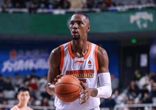 贾尔斯半场投篮10中5,罚球2中2获得12分8篮板2助攻