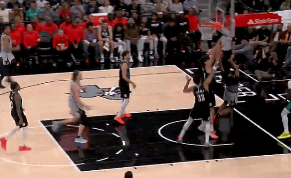 杨瀚森回防再次封盖哈珀上篮,本场已送出2次盖帽