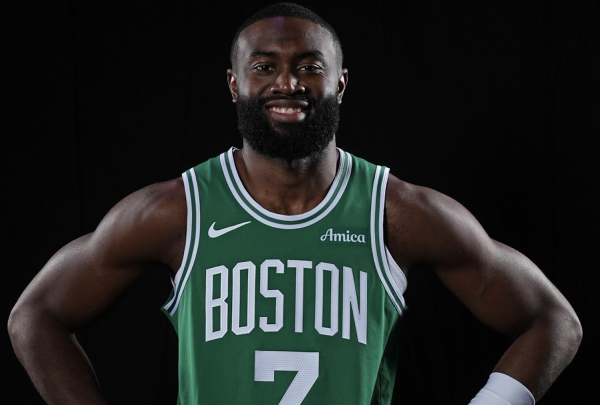 新年指标？杰伦-布朗发文：赛场上最强的攻防兼备型球员