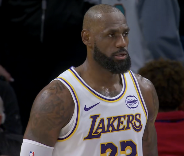 争历史第一控卫!詹姆斯总助攻历史第二!本场10助攻仅1失实!