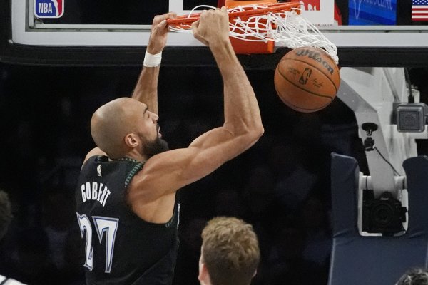 华子因颓废提前离场! 戈贝尔: 正视每场失利 咱们只会上前看