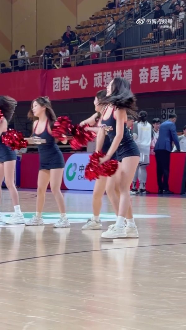 球迷们在那里?媒体东说念主共享广州龙狮啦啦队精彩扮演