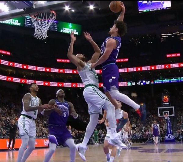 震天动地!18号秀克莱顿反击腾空暴起 力压怀特单臂隔扣