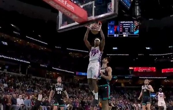 体现活力!埃奇库姆抢断快下 接马克西击地妙传双手飞扣!